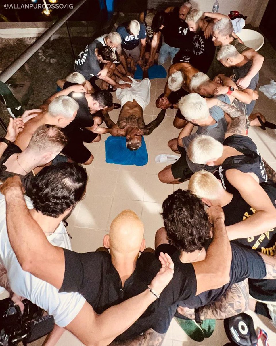 espnmma's tweet photo. Cutting weight is a team effort for @CharlesDoBronxs ⚖️ #UFC280 

(via @allanpuroosso) https://t.co/sJjOB3XkzT