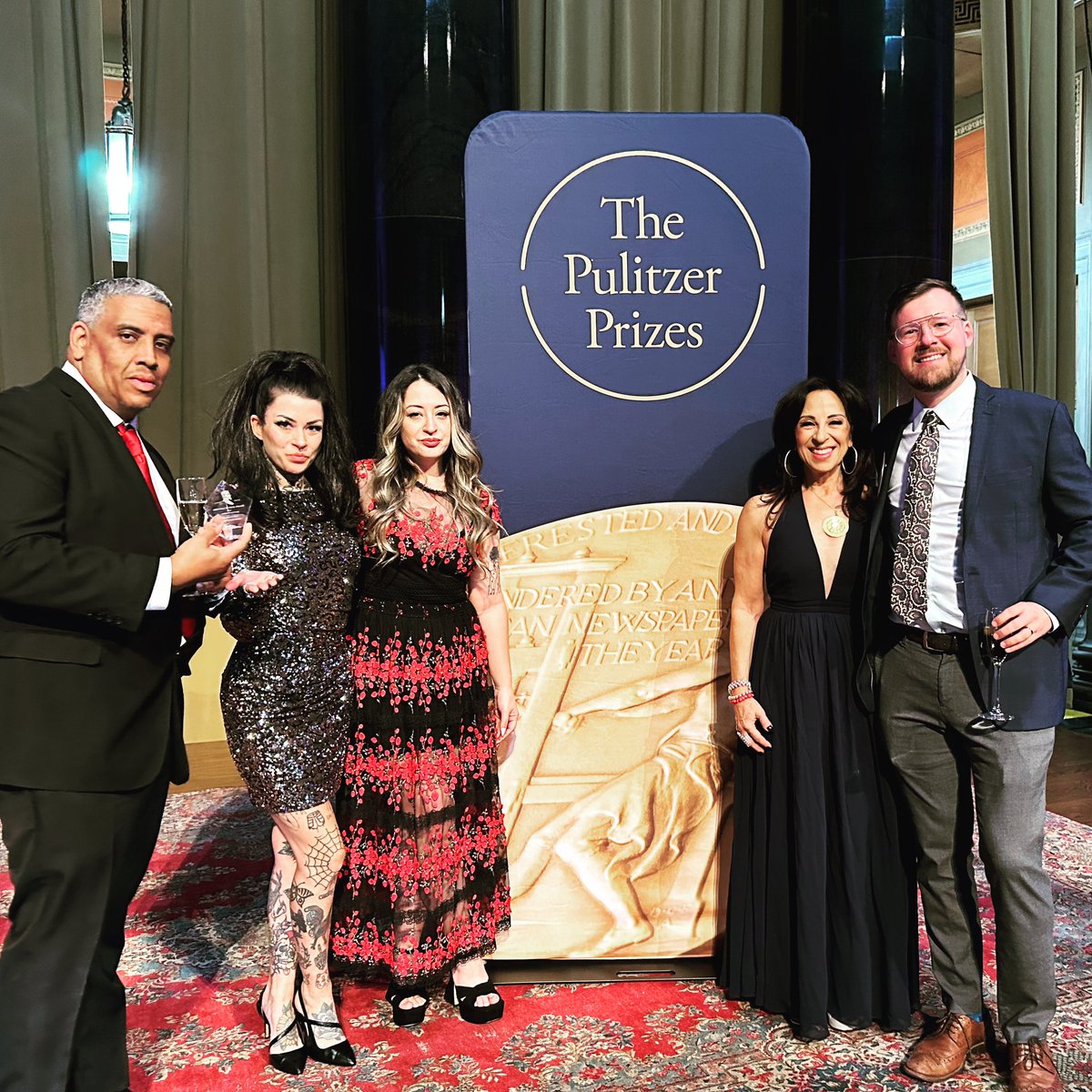 Maria_Hinojosa's tweet photo. This is us. The @pulitzerprizes award winning team of #SuavePodcast @ItsJMartinelli @maggiefreleng @marloniousthunk Missing @audreyqq @steflebaux 😍 @futurostudios @futuromedia WE DID THIS! Suave! Thank you for sharing your life with me and the team. 🙏🏽🙏🏽🙏🏽 https://t.co/Ko3QOp5jfP