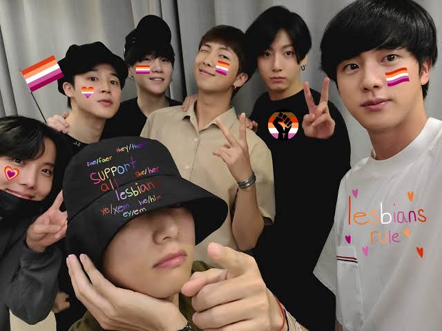 lesboarmys's tweet photo. oi! sejam bem-vindes a nossa conta. criamos ela para ser um espaço confortável para todes lésbicas do fandom do bts.
radfem, solo stan/akgae ou ot* do bts serão bloqueades caso estejam seguindo/interagindo com a página. 
mais infos abaixo: https://t.co/lVlWoxQcza