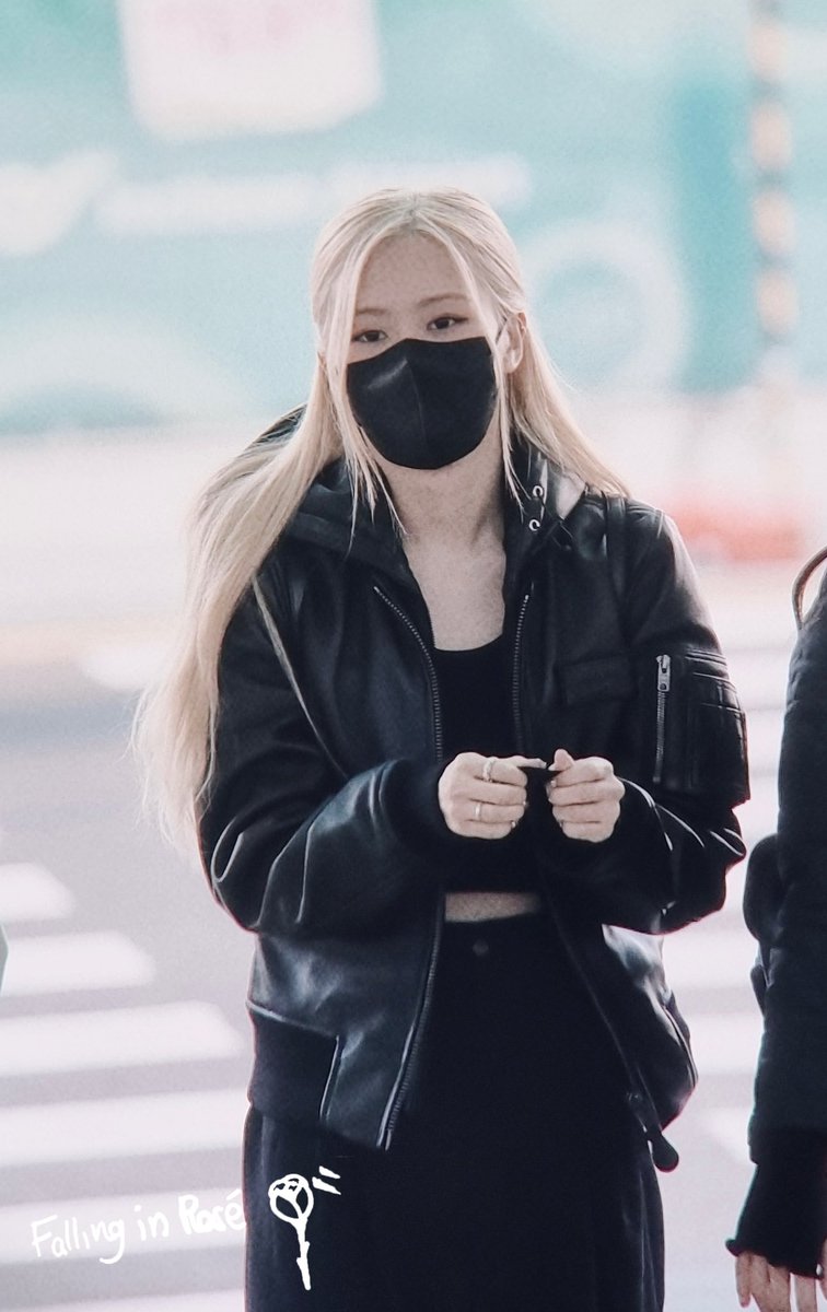 FALLING IN ROSÉ tweet media