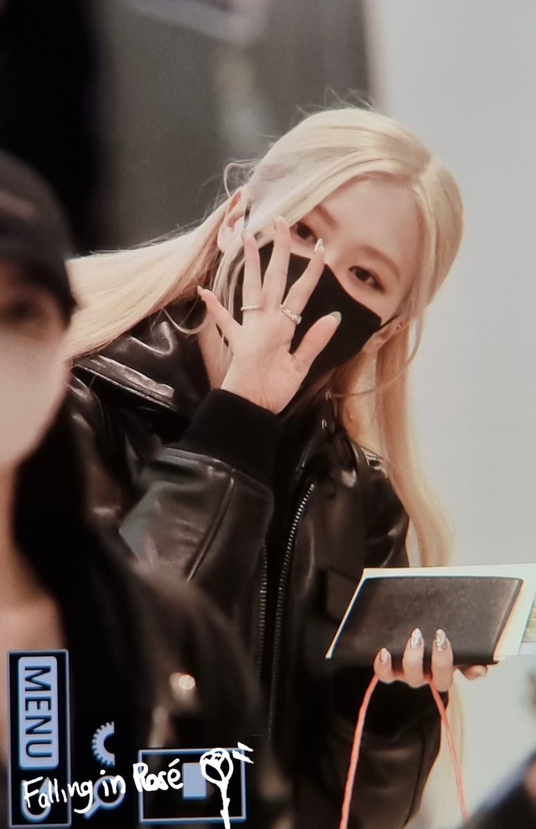 FALLING IN ROSÉ tweet media