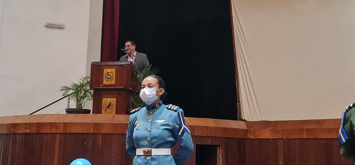 williancontig's tweet photo. Con nuestros futuros oficiales de nuestro Ejercito Bolivariano durante el debate revolucionario sobre el #Esequibo.
@NicolasMaduro
#ejército https://t.co/KNhNIplJGr