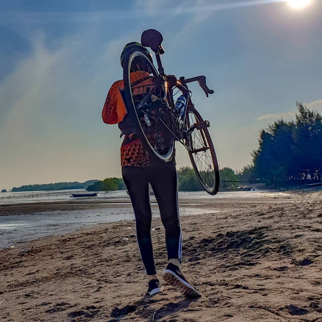 elzadeka's tweet photo. Bersepeda itu sehat, tapi jalan sambil gendong sepeda itu lebih sehat lagi 👊🏻💪🏻 #welovecities #weloveprobolinggo #dpuprpkpkotaprobolinggo https://t.co/LWrp6DX1TQ