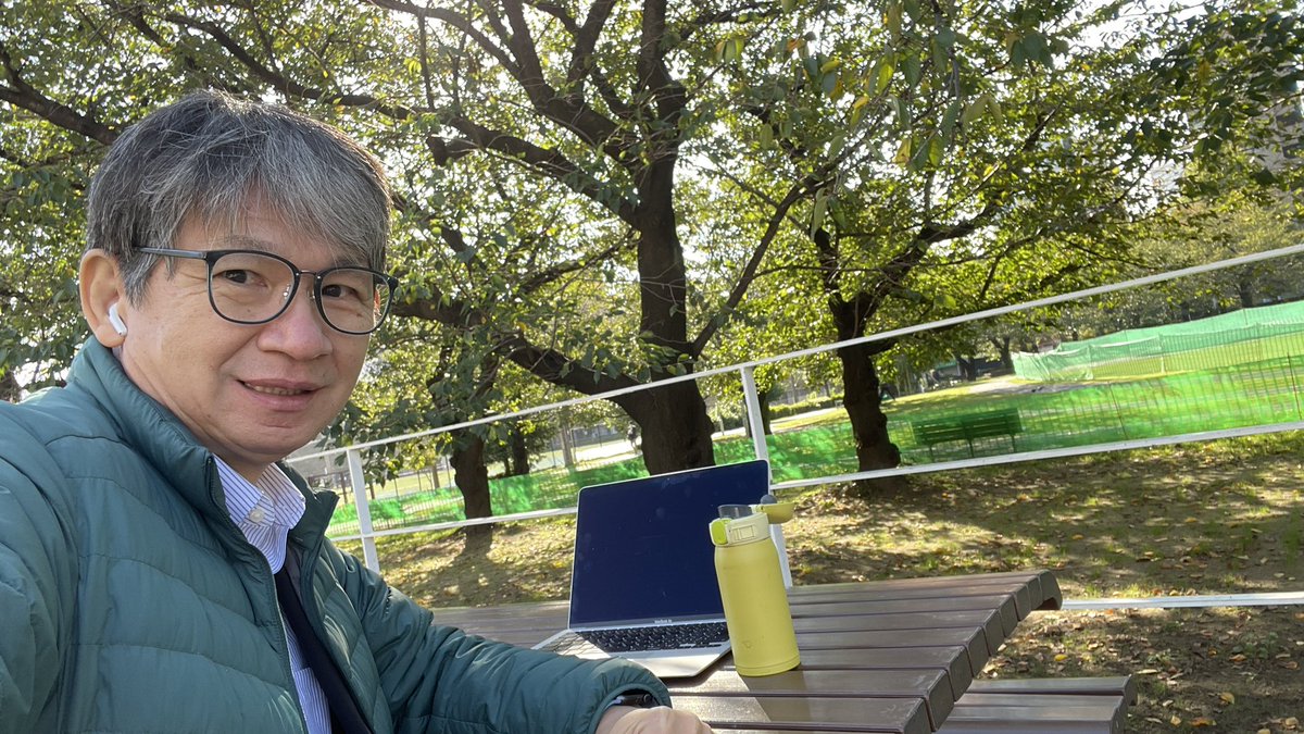 オレの青空カフェ？で朝のメールチェック。気持ちのいい季節になって来ました。
そろそろキャンプでも行きますかね。
#社労士開業　#青空カフェ