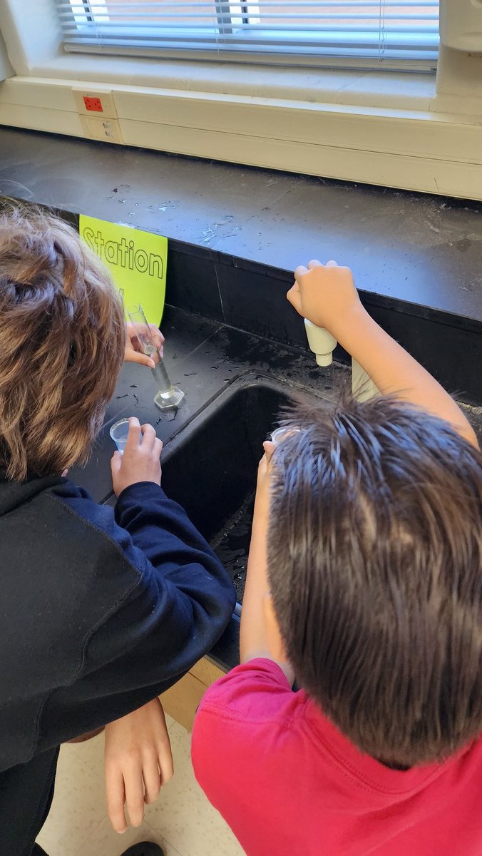 Kayla_Dorado's tweet photo. Scientists collaborated with their partners to find the density of irregular shaped objects using water displacement π§ #collaborators #solutionfinders #communicators https://t.co/4z6ZiCzVD4