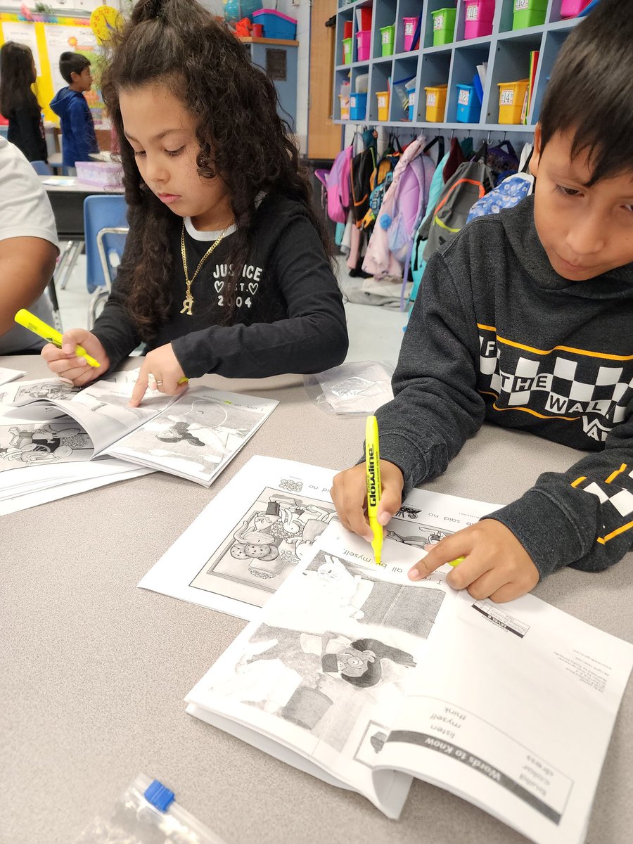 Mrs_Baret's tweet photo. #WorldClassELs finding text evidence 🔍 @MHES_Eagles https://t.co/dnDa4KCeCL