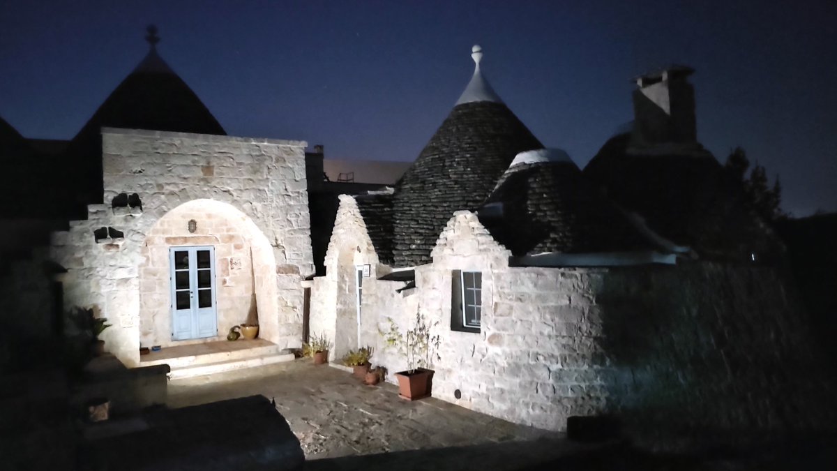 lecinquequerce's tweet photo. Il chiarore della Valle d'Itria rischiara la notte. https://t.co/d0FnB0cjKV
