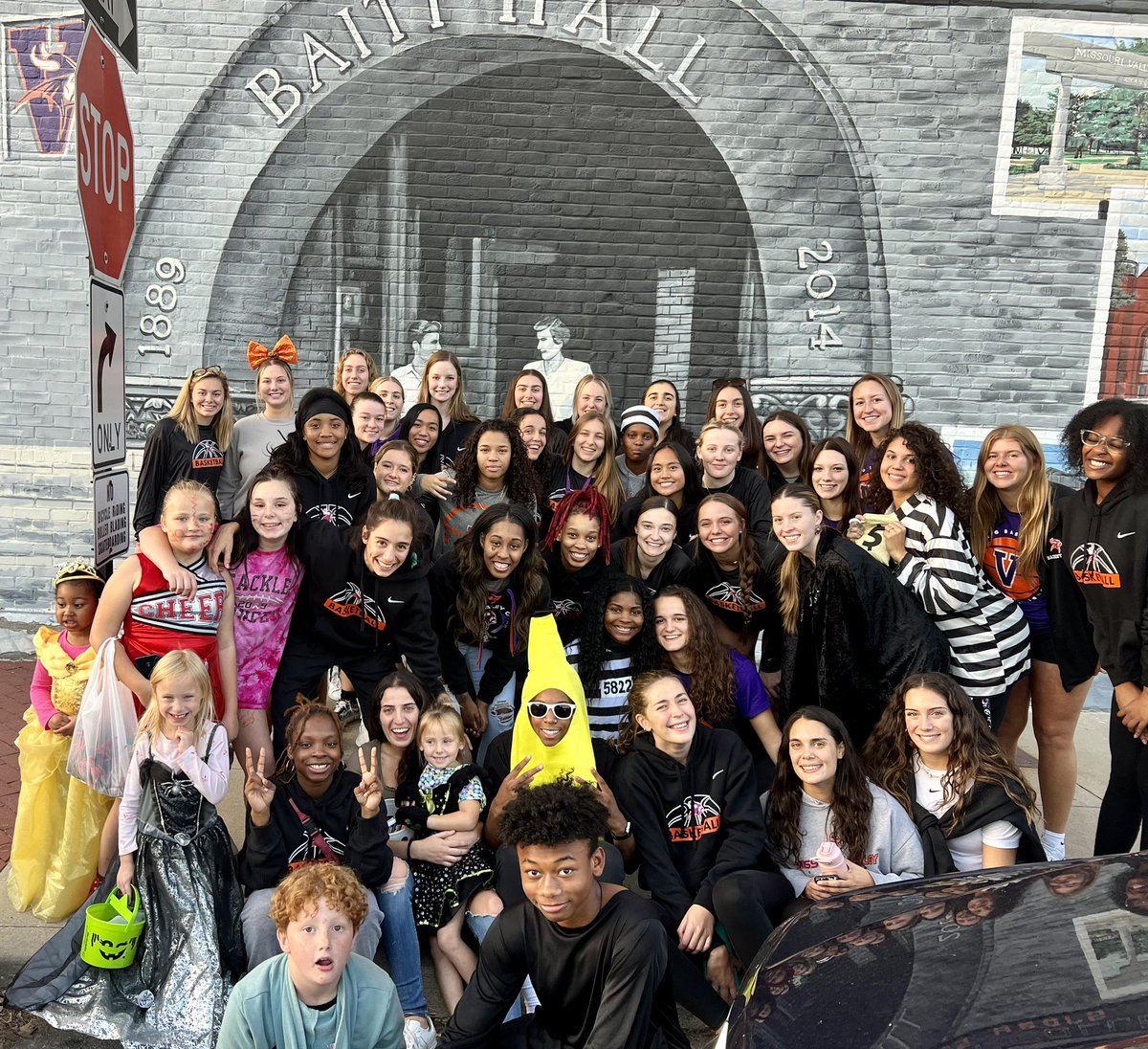 𝙷𝚊𝚙𝚙𝚢 𝙷𝚊𝚕𝚕𝚘𝚠𝚎𝚎𝚗 from your MVC WBB team at 𝚃𝚛𝚞𝚗𝚔 𝚘𝚛 𝚃𝚛𝚎𝚊𝚝 on the square! 👻🎃

#valleywillroll #mvcwbb #heartwbb