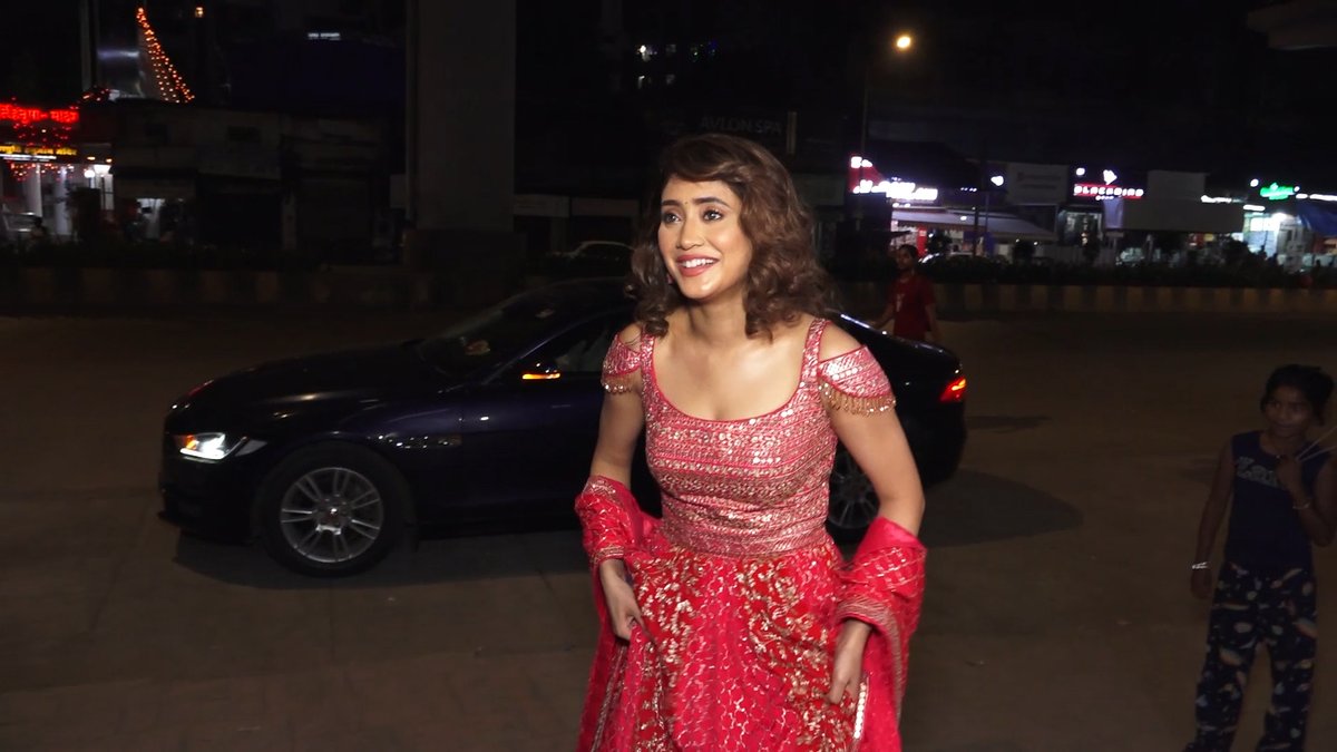 Video Link - youtu.be/6qH4h8m8ndM Shivangi Joshi Looks Gorgeous In Red Lehenga Arrive At Adhvik Mahajan Birthday Party 2022 #ShivangiJoshi #HeerRanjha #Ritoriba #adhvikmahajan #shivangijoshixdabbooratnani