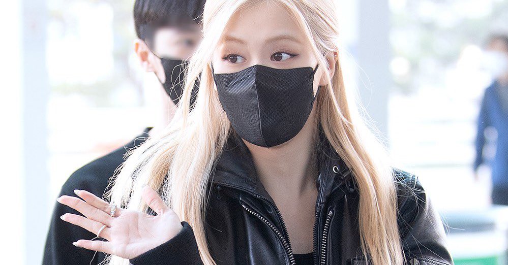 BLACKPINKMXCO's tweet photo. 📸 @BLACKPINK en el aeropuerto de Incheon, rumbo a Estados Unidos, para continuar con su gira mundial. 

#SHUTDOWN #PINKVENOM https://t.co/qAPmMlQ4Sn
