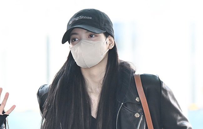 BLACKPINKMXCO's tweet photo. 📸 @BLACKPINK en el aeropuerto de Incheon, rumbo a Estados Unidos, para continuar con su gira mundial. 

#SHUTDOWN #PINKVENOM https://t.co/qAPmMlQ4Sn