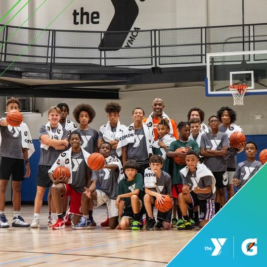 1MrBigShot's tweet photo. Nothing beats a day on the court mentoring young athletes. Shoutout to Gatorade and the @YMCA for making this possible. Learn more about how Gatorade is committed to helping millions play: https://t.co/c5ILG4wwX9 #FuelTomorrow #ad. https://t.co/oQprljyZFG