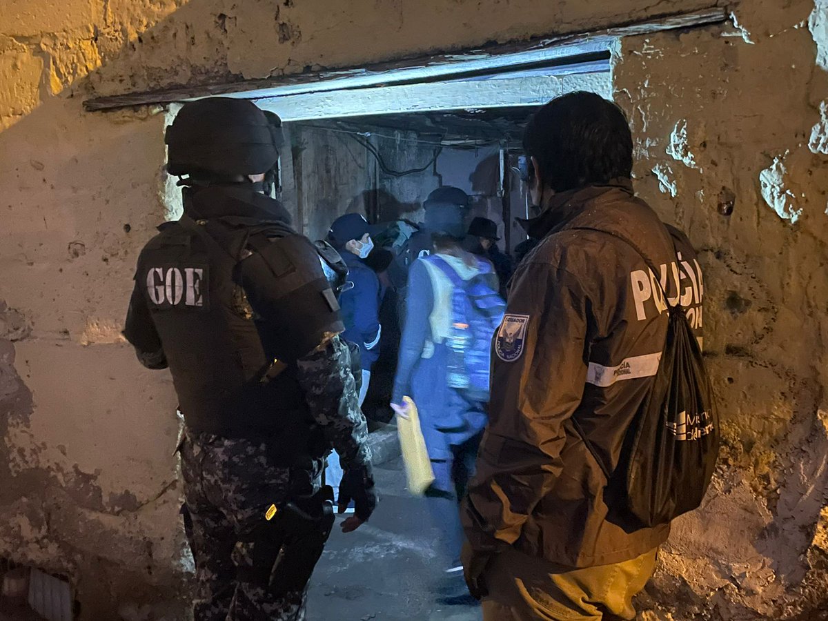 #AHORA | #Tungurahua: 5 personas detenidas dejan los allanamientos ejecutados esta tarde por #FiscalíaEc y @PoliciaNacional en #Ambato. Son investigados por presunto tráfico ilícito de sustancias. Se les formularán cargos en las próximas horas. #FiscalíaContraElDelito