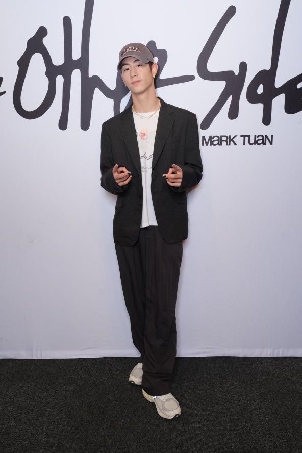 DNAmngmnt's tweet image. Thank you to everyone who came by earlier 🖤 Please enjoy the album and head back safely! 

Eat good food, dress warmly, take care, and see you next time Boston!

#MarkTuan #Mark
#theotherside #theothersidetour 
@marktuan @newburycomics