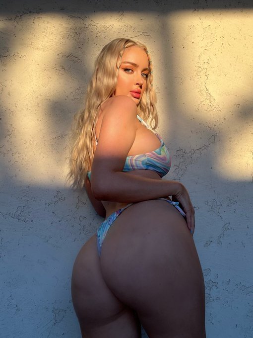 golden girl ☀️ https://t.co/2778QKMfJT
