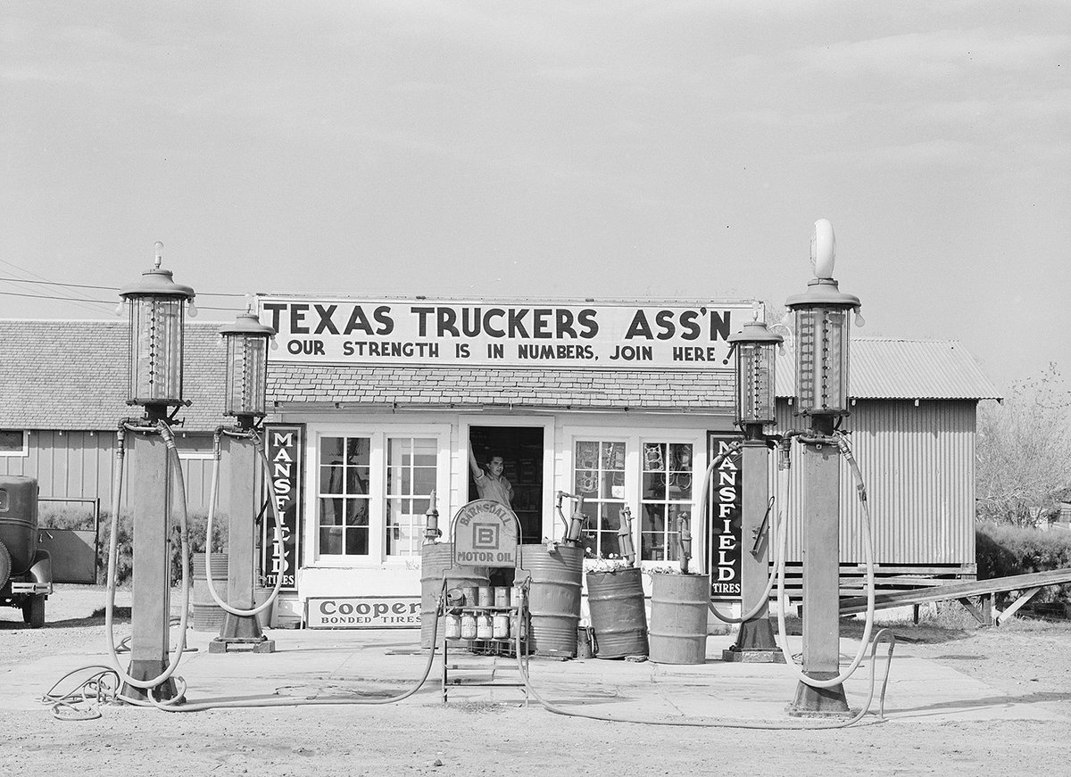 TracesofTexas's tweet photo. An incredible photo of a gas station in Edcouch, Texas, 1939. One of the sharpest images I've ever posted.

Taken by the supremely talented Russell Lee. https://t.co/g4xEizWwyp