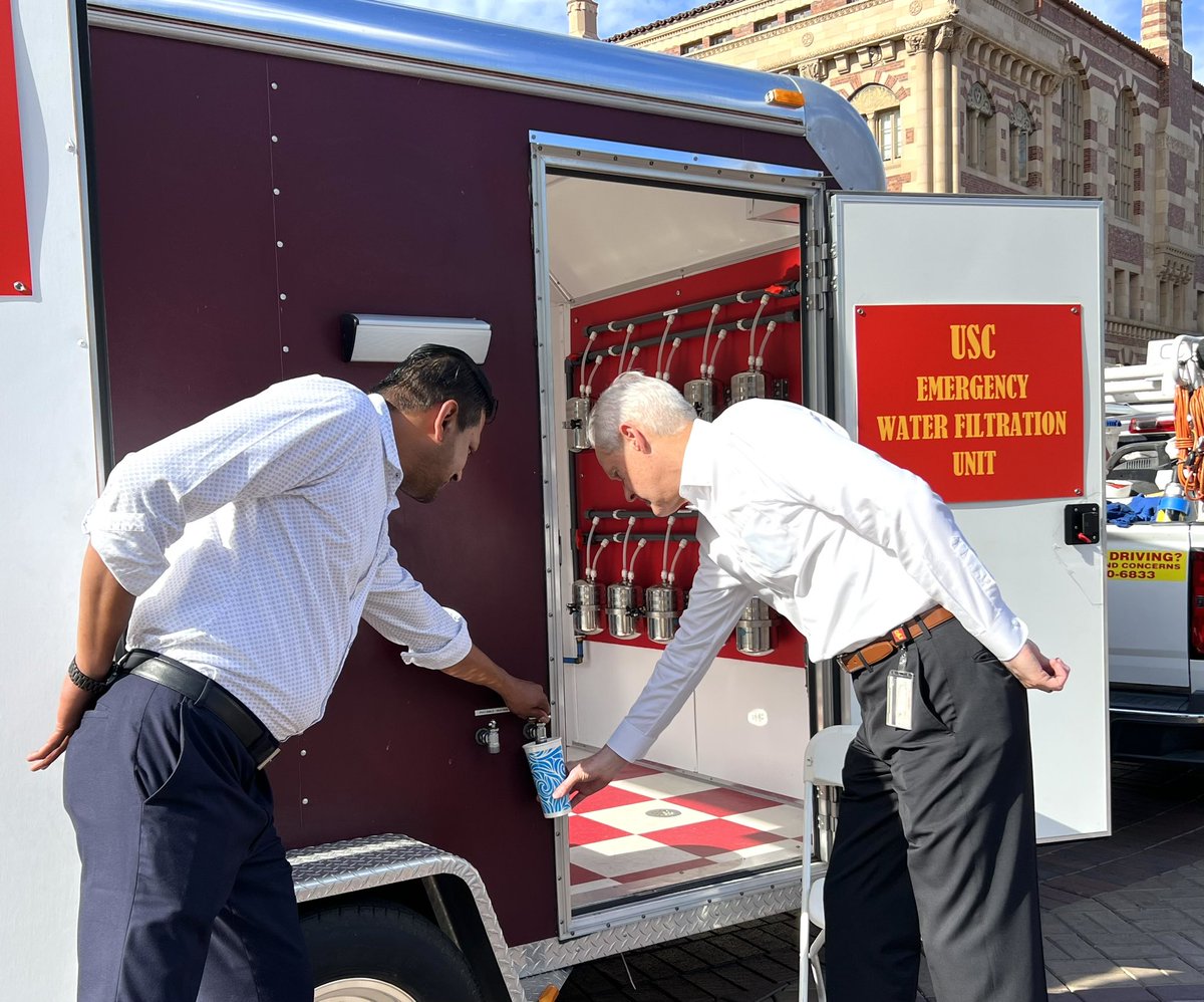 CarolLFolt's tweet photo. Fresh water supply is key in an emergency, and we're covered with our Water Filtration Unit that can dispense up to 25,000 gallons. The water tastes great! Thanks to Steve Goldfarb, our @USC_Fire and Emergency Planning Director, and @USC facilities manager, Luis, for the tour. https://t.co/cIIwnidWgO