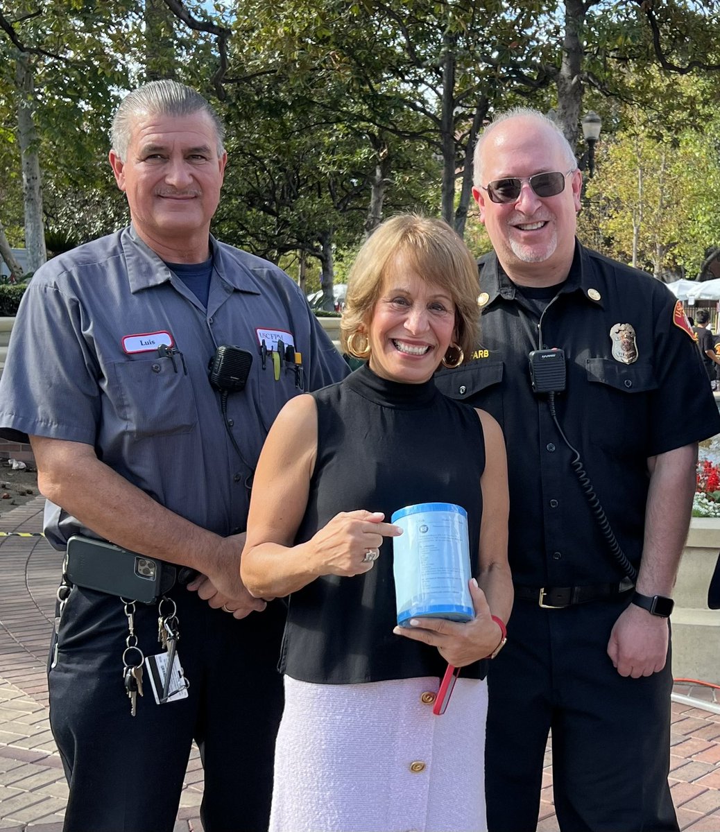 CarolLFolt's tweet photo. Fresh water supply is key in an emergency, and we're covered with our Water Filtration Unit that can dispense up to 25,000 gallons. The water tastes great! Thanks to Steve Goldfarb, our @USC_Fire and Emergency Planning Director, and @USC facilities manager, Luis, for the tour. https://t.co/cIIwnidWgO