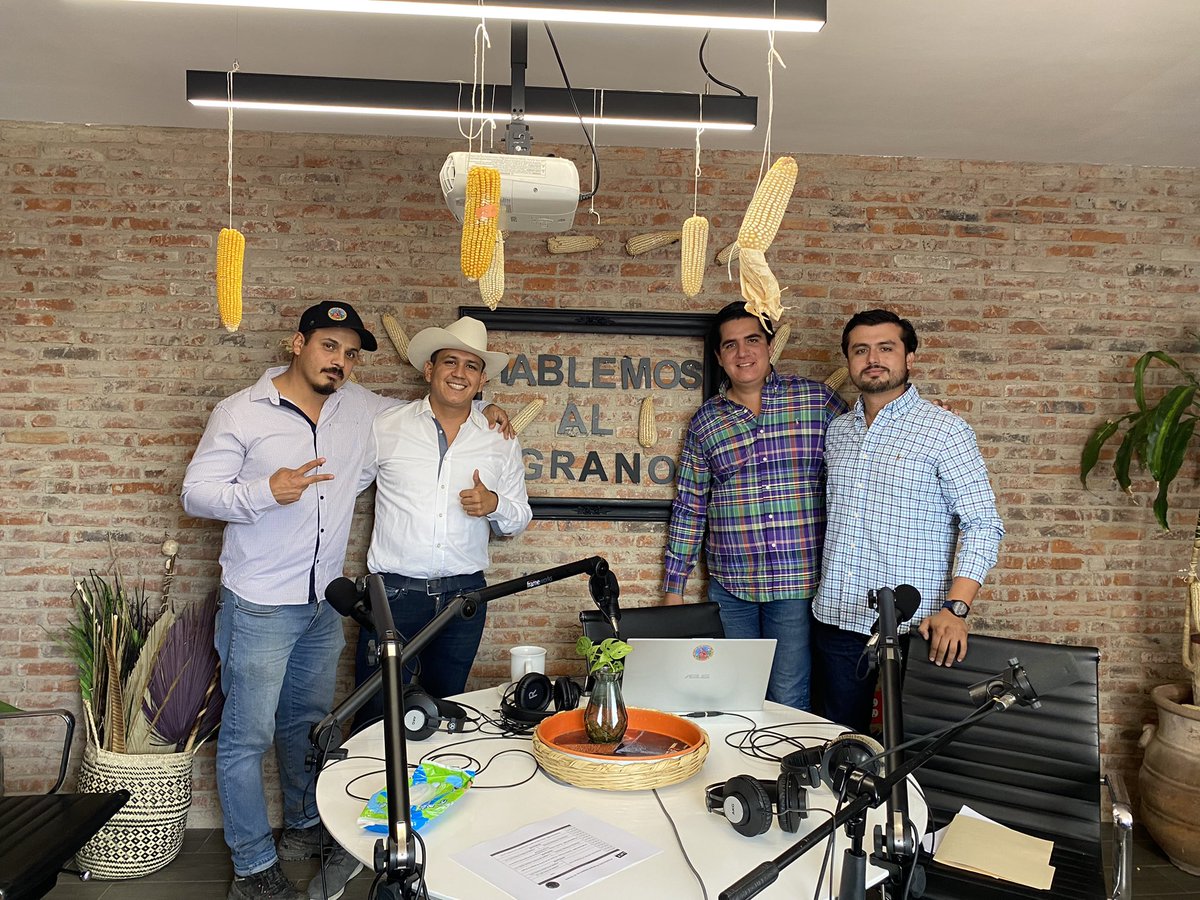 madr1987's tweet photo. Quién grabó medio capítulo de #HablemosAlGrano con el sombrero al revés 🤡
Ahí la llevamos https://t.co/xzy3fOigl0
