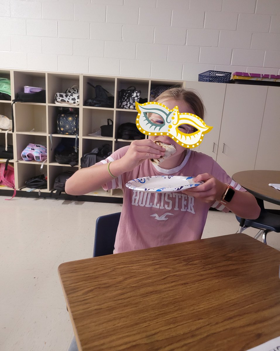 Arlingmartinez2's tweet photo. The best way to end Hispanic Heritage month...having delicious Honduran Baleadas!! We also learned about different hispanic rythms with the help of our Music Teacher, the best part was when we danced Punta! @ParticipateLrng #unitingourworld https://t.co/8dA5tAsXCT