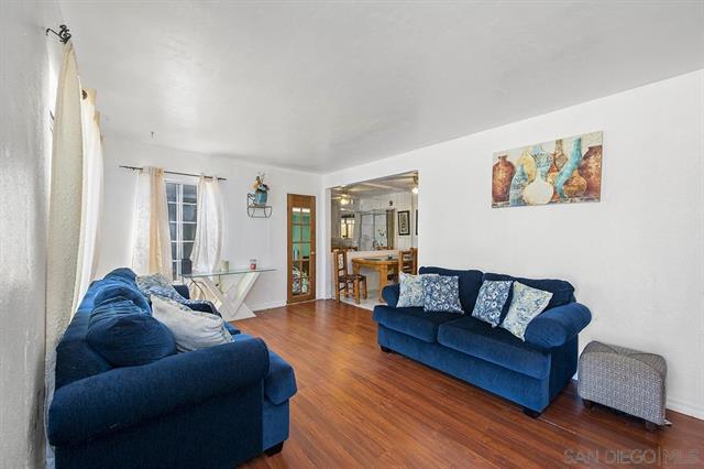 eLoanRealty's tweet photo. House For Sale! 🏠

Located on the West end of Chula Vista, minutes from Chula Vista Bayfront and San Diego Country Club Golf Course. The home features a Large Lot and Large Bonus room.

Location: Chula Vista, CA 91911
Listing Price: $549,000 https://t.co/eiGTn5hG79