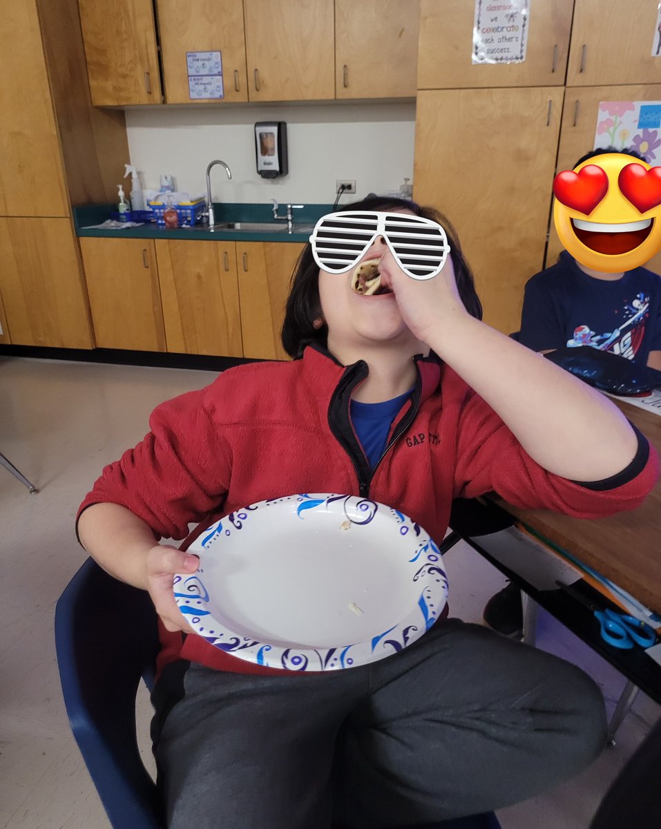 Arlingmartinez2's tweet photo. The best way to end Hispanic Heritage month...having delicious Honduran Baleadas!! We also learned about different hispanic rythms with the help of our Music Teacher, the best part was when we danced Punta! @ParticipateLrng #unitingourworld https://t.co/8dA5tAsXCT