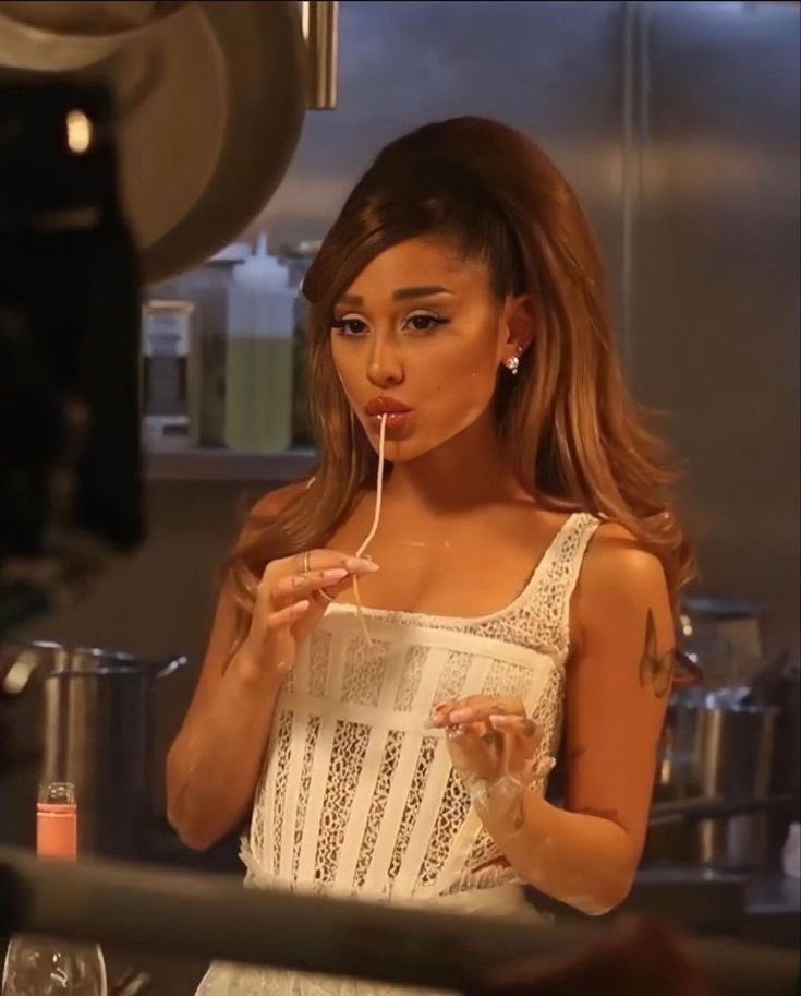 arianarchivee's tweet photo. ariana grande, positions. https://t.co/JImozG1s9g