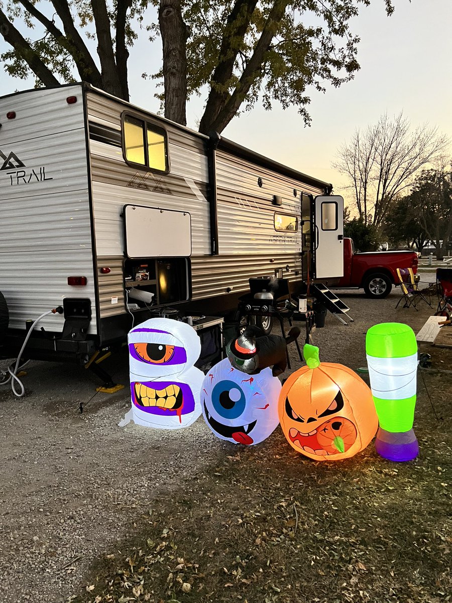 drkatekessler's tweet photo. Fall camping AND @gtepper’s birthday makes for a pretty fabulous day!  #rvlife #happybirthday #fall #camping https://t.co/1b0k2dBUbu