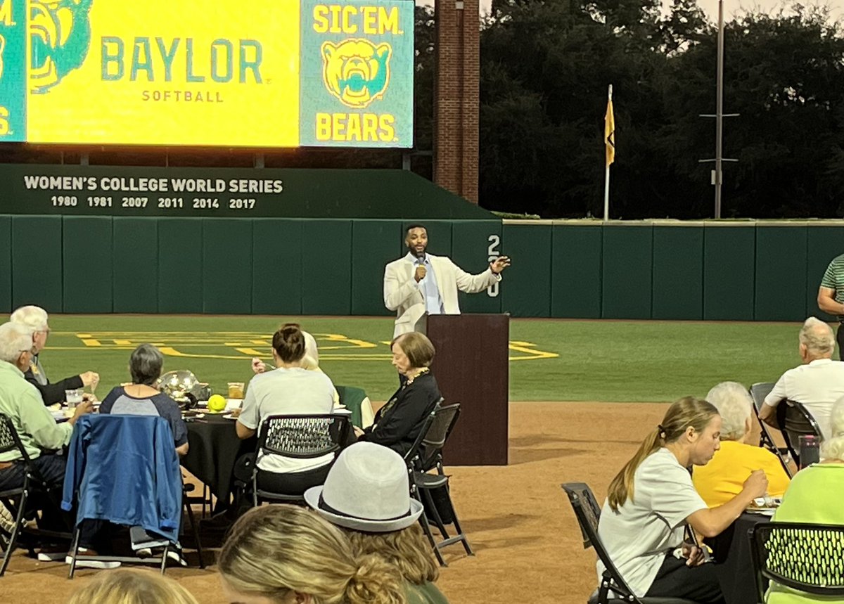 Enjoyed the @BaylorSoftball Dinner on the Diamond tonight. It was great seeing the support and passion from family members and fans. Also peep my guy @Burriss_Donovan #PreparingChampionsForLife #SicEm