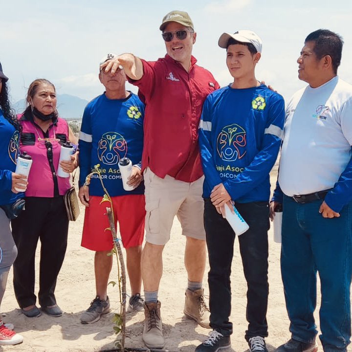 redesconrostro's tweet photo. Felices de haber compartido un momento ameno con @PactoVerdeEC, @Municipio_Manta. En donde, nuestros compañeros del Pgm. Reciclaje Asociativo con Valor Compartido, Asoc. PAPICORRE y Viejo Luchador, participaron en la plantación de árboles nativos. 

@tesaliacbc @RobertoManrique https://t.co/Pd57KevdCf