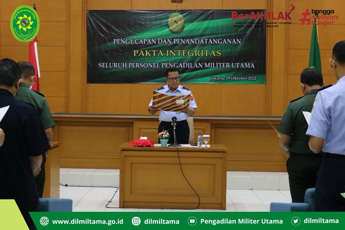 dilmiltama's tweet photo. Jakarta, 19 Oktober 2022
Bertempat di ruang sidang Pengadilan Militer Utama, telah dilaksanakan Pengucapan dan  Penandatanganan Pakta Integritas seluruh Personil Pengadilan Militer Utama yang dipimpin oleh Kadilmiltama Marsma TNI Haryo Kusworo,S.H.,M.Hum. https://t.co/uOzzw0ThXm
