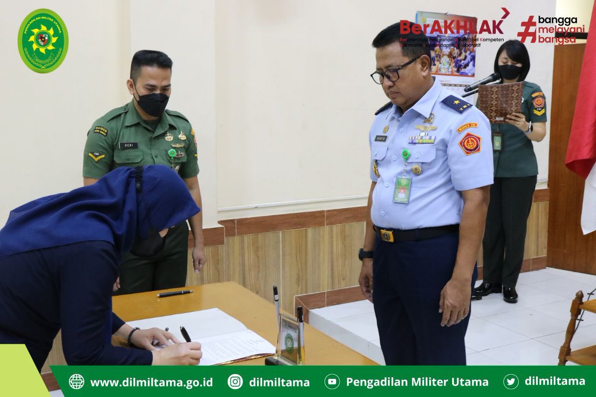 dilmiltama's tweet photo. Jakarta, 19 Oktober 2022
Bertempat di ruang sidang Pengadilan Militer Utama, telah dilaksanakan Pengucapan dan  Penandatanganan Pakta Integritas seluruh Personil Pengadilan Militer Utama yang dipimpin oleh Kadilmiltama Marsma TNI Haryo Kusworo,S.H.,M.Hum. https://t.co/uOzzw0ThXm
