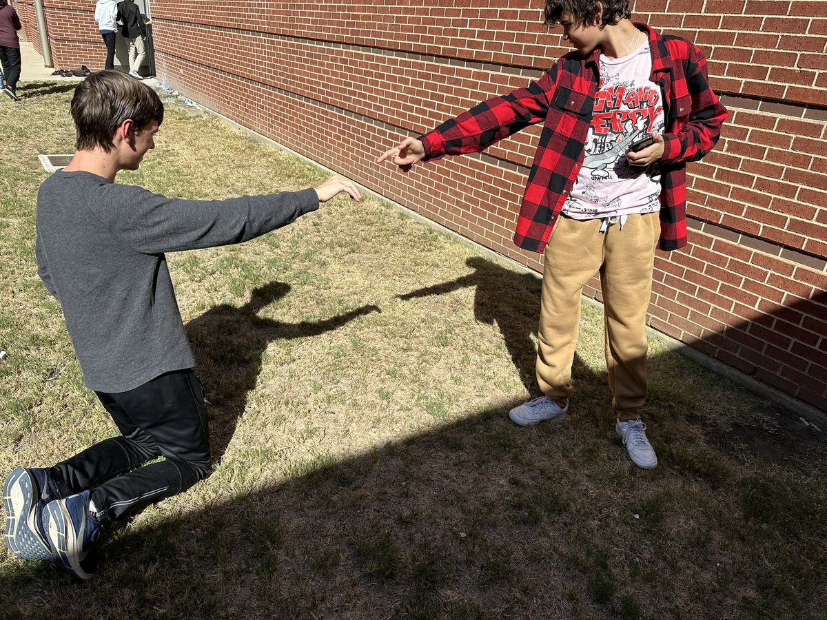 KiaraMHenderson's tweet image. I ❤️ when I’m walking the halls &amp;amp; see students learning in all spaces! Alg. 1 students investigating slopes in the rotunda w/ Ms. Del Pozzo. Art 2 students capturing shadows outside on a ☀️ day w/ Ms. Ham! 📈🎨#TitansLearn #TitanNation @Cen10titans