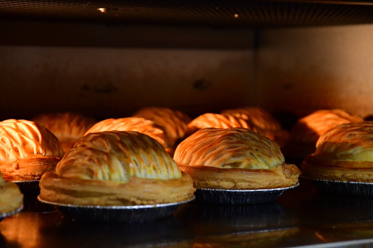 今年の焼きたてアップルパイ
ご予約スタートしました🍎
初回は11月11日17時焼き上りです✨

待ってました❣️と
お客様からの声に今年もご用意出来る事ありがたいなあと感謝の気持ちでいっぱいです✨アップルパイが始まると
繁忙期到来‼️って感じがします😆