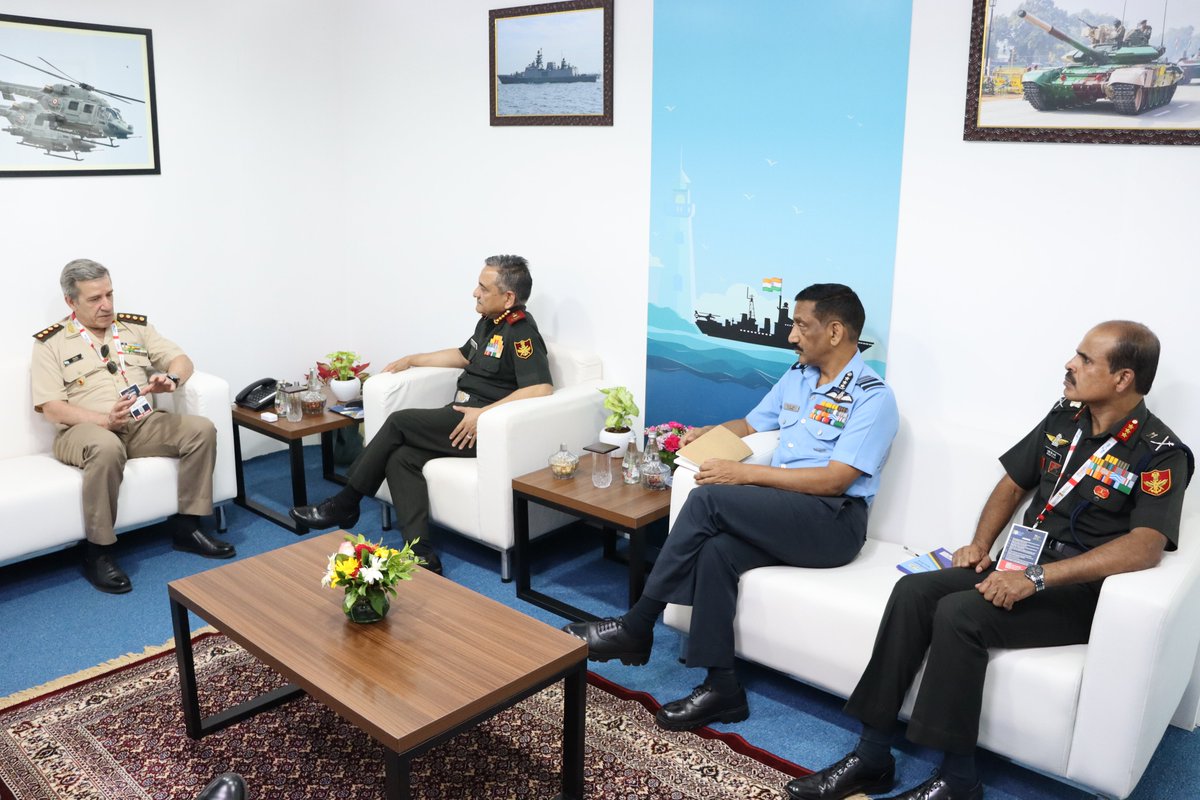 SpokespersonMoD's tweet image. #CDS General Anil Chauhan met Lt Gen Juan Martin Paleo, Chief of Joint Staff of the #Argentine Armed Forces &amp;amp; discussed avenues for promoting defence industrial collaboration &amp;amp; defence cooperation including training #DefExpo2022 #PathToPride @Indembarg