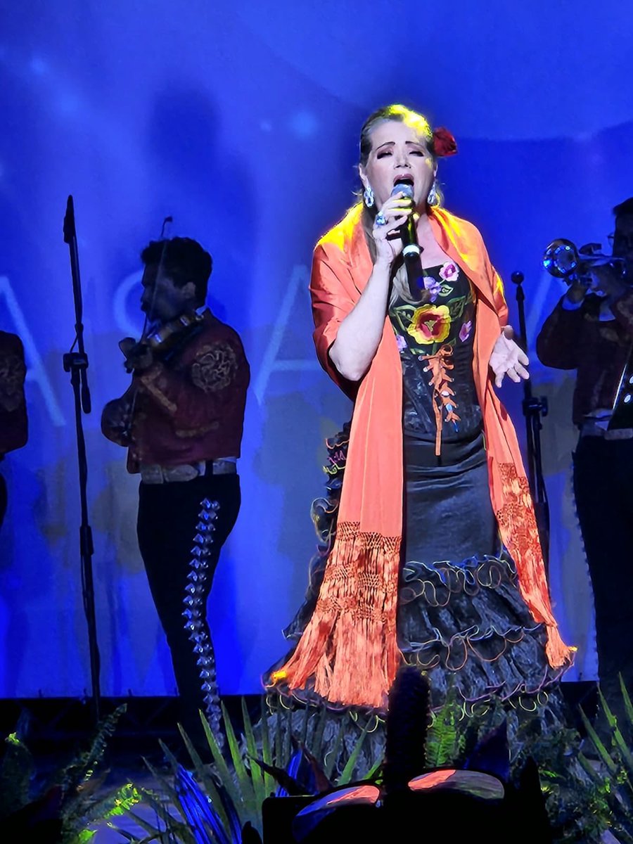 photolivemusic's tweet photo. Acompańamos a @AranzaOficial en su extraordinaria presentación en el Teatro Ciudad Sagrada #Cholula en el Homenaje a #VicenteFernandez en el 7o aniversario #MexicoDeNoche #Puebla #SanPedroCholula Imagen del gran amigo @eslialarcon @AngelloWolf @misraim_alvarez @gfp2099 #Aranza https://t.co/uJsSLtB4VX