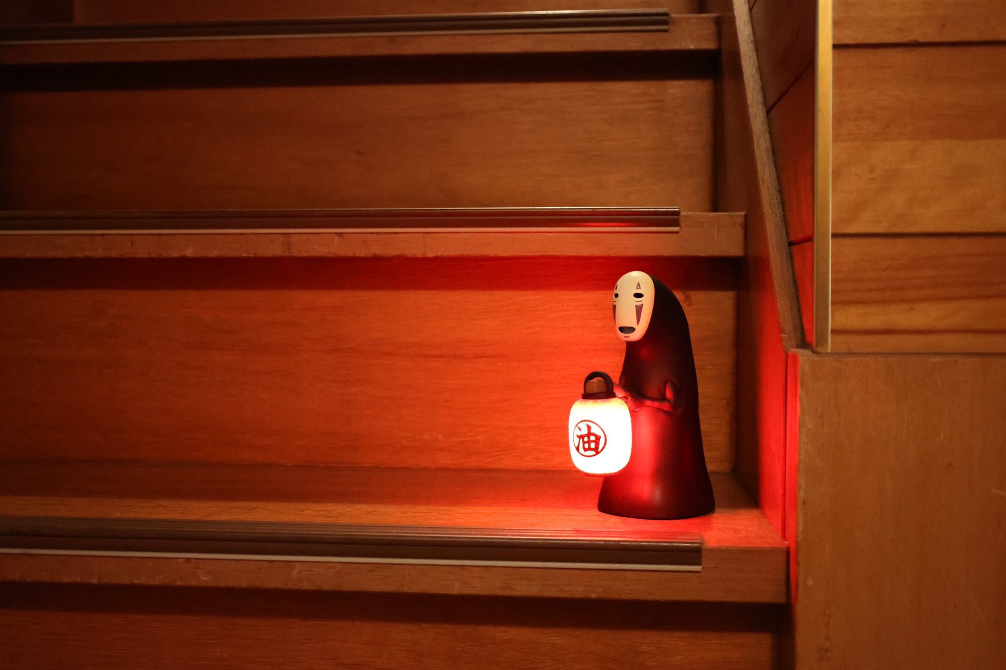 千と千尋の神隠し」のカオナシが灯りをともしてくれる！提灯が