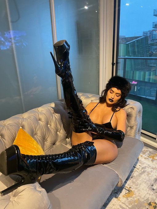 She&rsquo;s kink friendly 🖤   https://t.co/txJgV3Xpch https://t.co/TjwnXX0QM8<a href="/tag/novababe"class="tags"><span>#novababe</span></a>