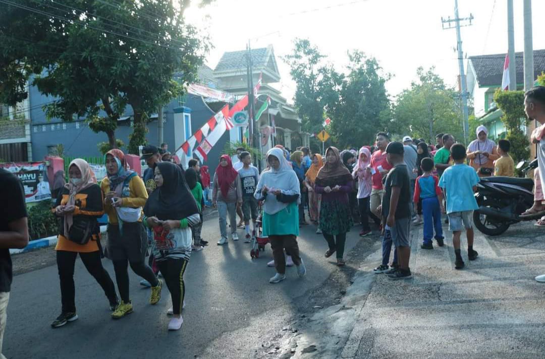 PingpongEdi's tweet photo. Mlaku-mlaku menyang Pasar Baru
Budal jam papat tuku jenang
Ayo dulur diakehi mlaku mlaku
Awak sehat, ati tenang 
#sukabumihandal
#majenganberlari
#kecamatanmayangan
#weloveprobolinggo
#welovecities https://t.co/s0GSHrSgtx