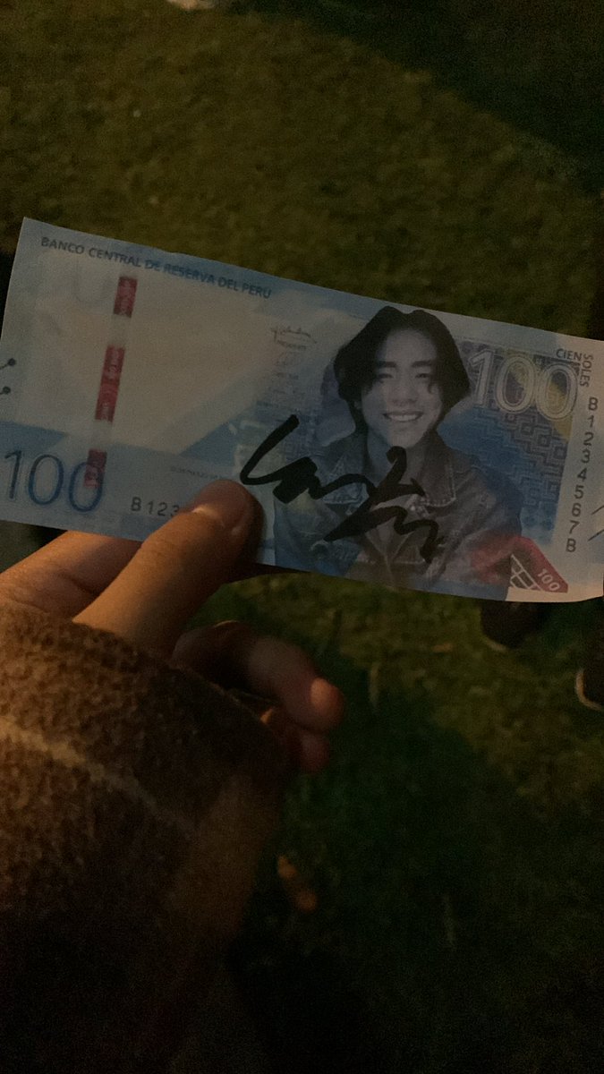 moonjinniee's tweet photo. DE VDD SOY CASI LA ÚNICA CON FIRMA Y FOTO CON EL AMOR DE MI VIDA DIOSSSS @DPRIAN_ #WelcomeToPeruDPR #DPRinPeru https://t.co/IZg0qLw0qn