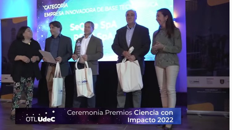 ciencia2030udec's tweet photo. 🏆Gana Premio Empresa Innovadora de Base Tecnológica Universitaria, Gustavo Lima, representante de Sequre SpA y Sergio Torres, representante de RS2M -Radiometric Sensing Solutions For Mining SpA, ambos de la Facultad de Cs. Físicas y Matemáticas #UdeC https://t.co/NonchEHp9w