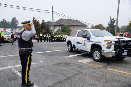 BurnabyRCMP's tweet photo. Honouring a hero: Burnaby RCMP thanks the public for patience during processions for Cst. Shaelyn Yang. 

News Release: https://t.co/icbYabkOyq https://t.co/datbEZpudb