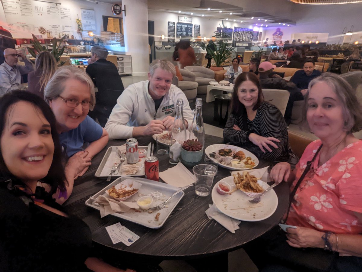 LevelUpTechLab's tweet image. Making new friends and connections with my #MIEExpert family!
@AkordingtoKim @drvveiga @MiriamSelevan
@MIEE_Flopsie