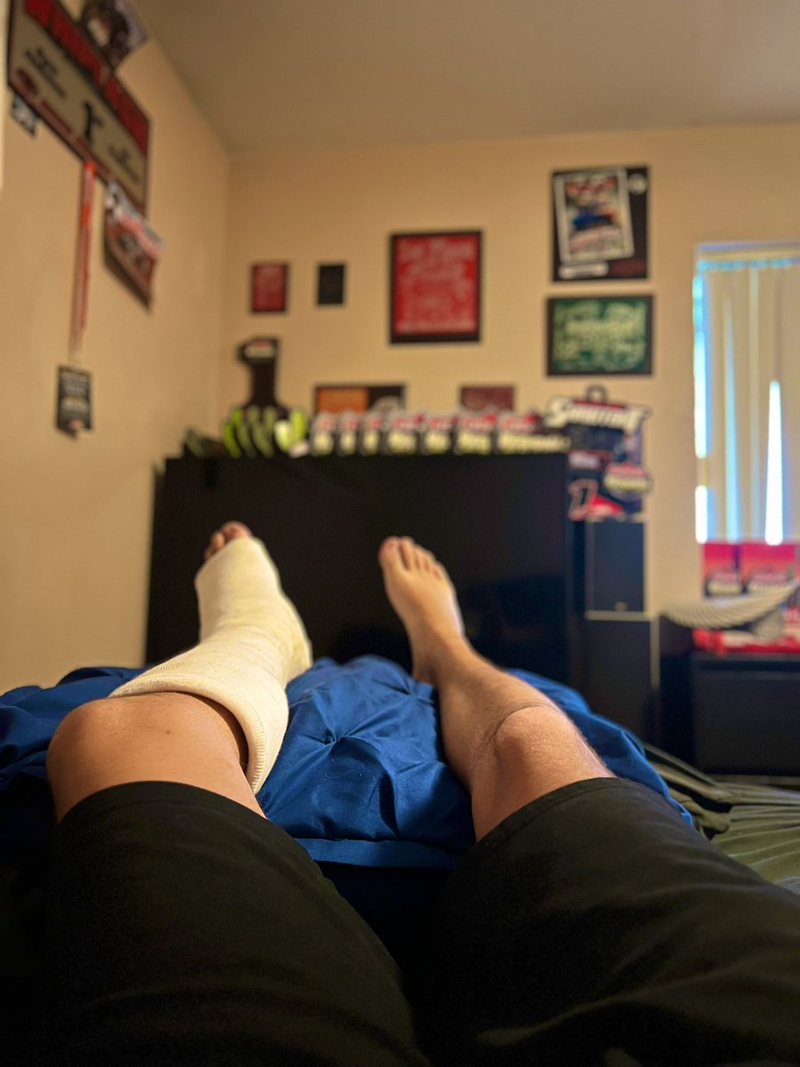 ryananderson_12's tweet photo. Well. There went my dune season, hopefully a speedy recovery cause it sucks laying around all day 🫠 https://t.co/OrqgM2rGIb