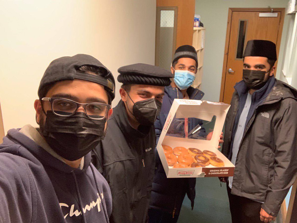 MuslimYouthCol's tweet photo. #MuslimYouth gathered at the mosque tonight for Salat, brotherhood, and donuts 🍩😋#SalatNBrotherhood #LivingConnectionWithAllah https://t.co/OPF1GeGYNq