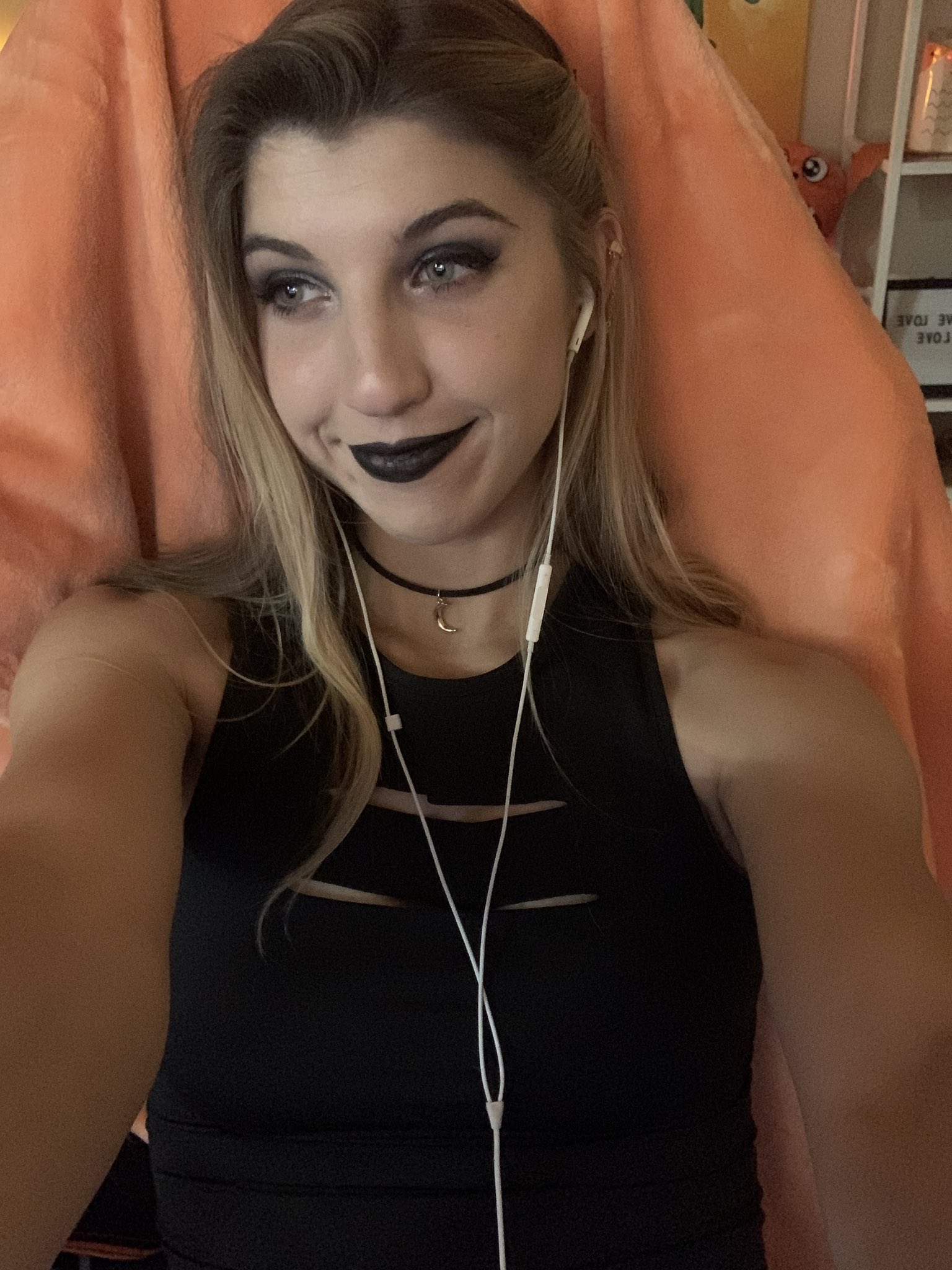 FrivolousFox 🦊 on X: Well last night was a bust 💀Another day another  missed upload 🥲 Live ASMR before I try and film again??? ❤️  t.co0eoVzxW7DR t.cobXc1zczC2J  X
