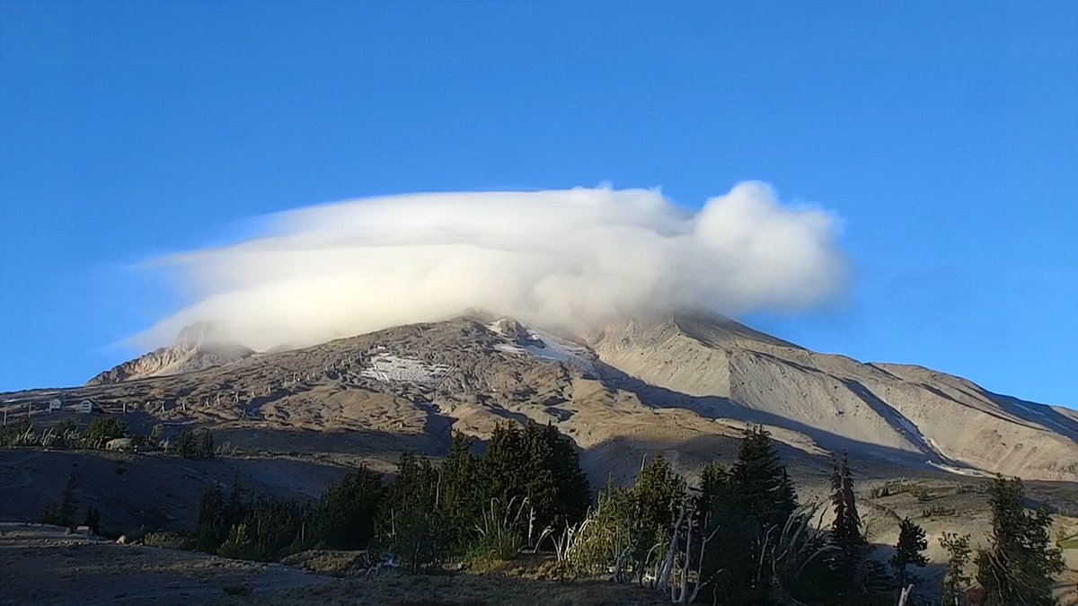 Zaffino's tweet photo. Couldn't resist posting this beautiful scene, from our other skycam at @timberlinelodge in the #MtHoodNF Lenticular clouds topping Mt Hood is usually a sign of stormy weather to come. It will be winter up there in 24 to 36 hours, even the passes will see snow. #kgwweather https://t.co/RC5aPxJFG5