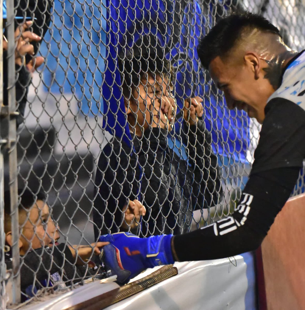 emiigonzalez16's tweet photo. Algo que quiero destacar que es muy importante, es el cariño y el respeto  con el que me encontré en este club! Recibir en todos los partidos  ese trato y apoyo de la gente en muy poco tiempo es algo que siempre voy a tener presente. Gracias por todo  y por este hermoso año 💙 https://t.co/HHqsg5ueJi