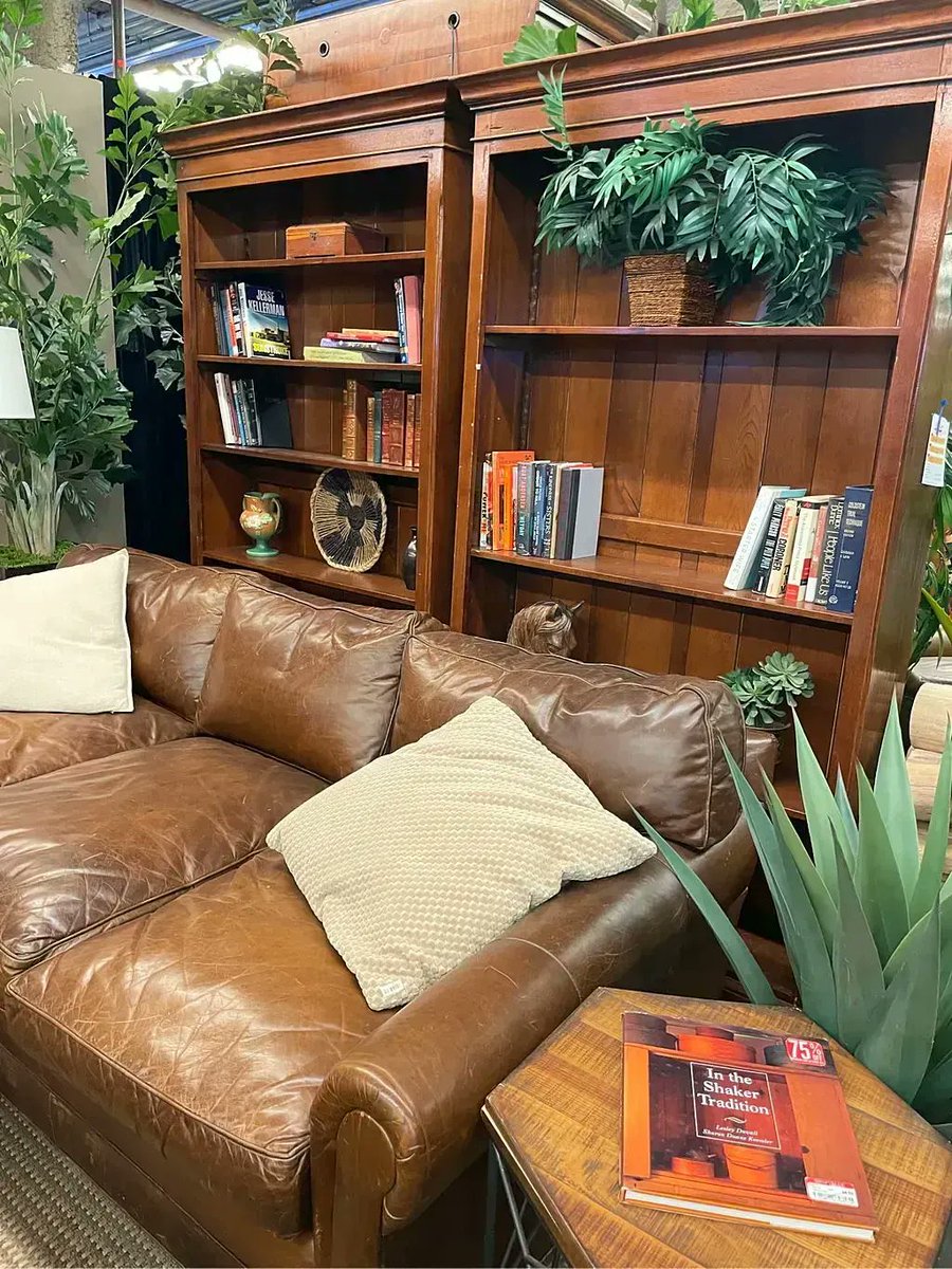 UniStudiosLot's tweet photo. Putting together pieces like these for a scene in a #livingroom or #den is sure to bring a #cozy vibe to the set design. π
#onthelot #uniproperty #productiondesign https://t.co/F8TKFNSbaX