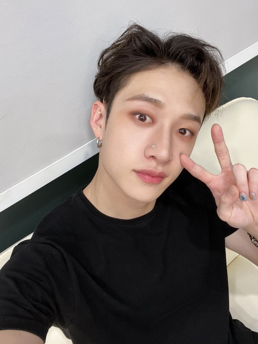 bchanchriskz's tweet photo. olá stay, sou eu Channie! gostou do meu piercing? hahaha, aqui é Bang Chan do @projectskzbr 🤗 vamos ter bons momentos juntos, big hug! https://t.co/qY01IqovoV
